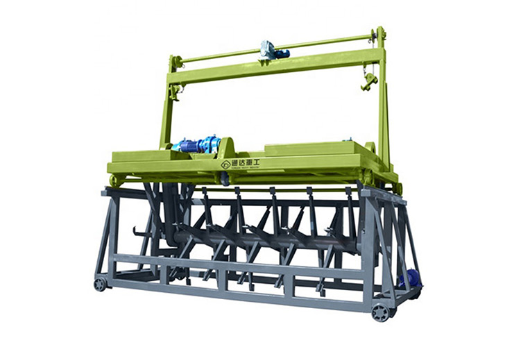 槽式翻堆機(jī).jpg