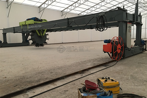 30米大跨度豬糞槽式翻堆機(jī)