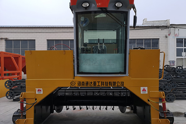 牛糞履帶翻堆機(jī)