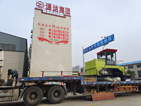 履帶式翻拋機發(fā)往山東萊西2.jpg
