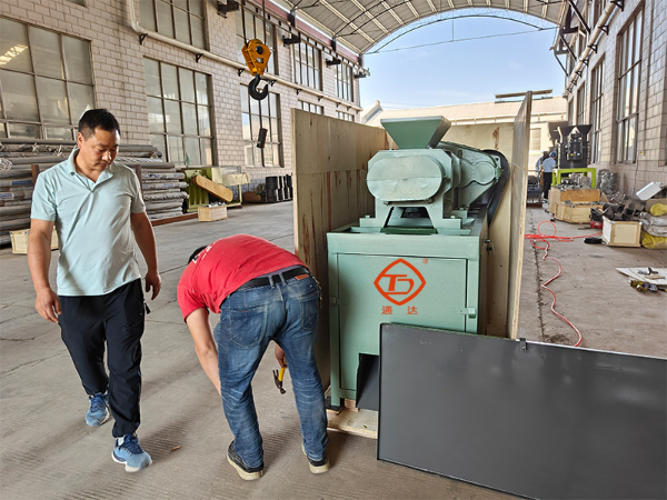 時(shí)產(chǎn)1.5噸對(duì)輥擠壓造粒機(jī)裝木箱發(fā)往烏克蘭